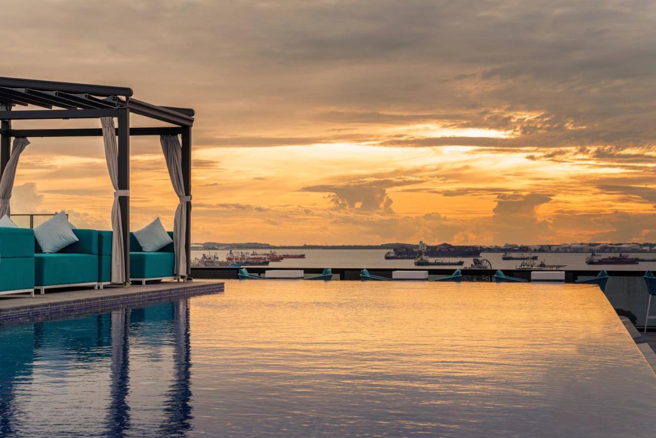 The Outpost Hotel Sentosa By Far East Hospitality (Adults Only) Singapore Eksteriør bilde The rooftop pool at the hotel