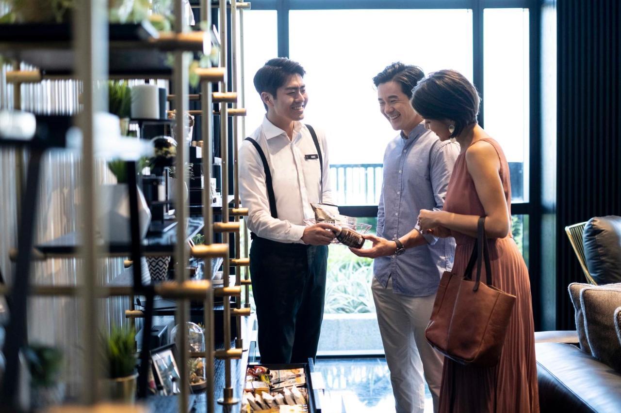 The Outpost Hotel Sentosa By Far East Hospitality (Adults Only) Singapore Eksteriør bilde A couple shopping at a store