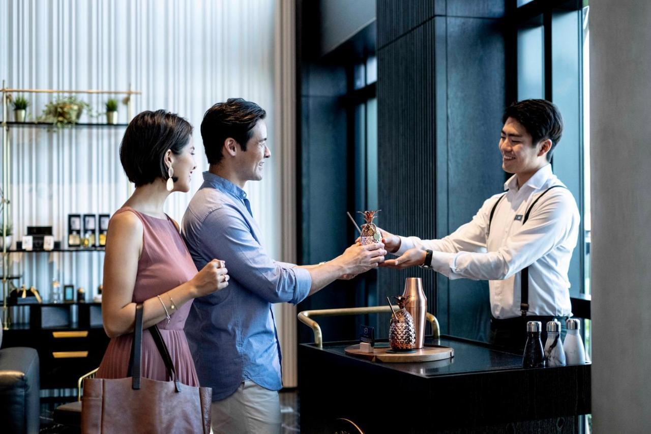 The Outpost Hotel Sentosa By Far East Hospitality (Adults Only) Singapore Eksteriør bilde A bartender serving a couple
