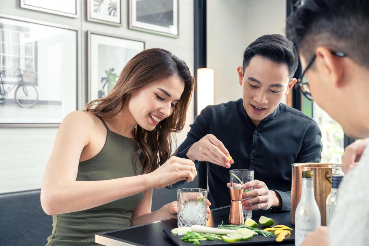 The Outpost Hotel Sentosa By Far East Hospitality (Adults Only) Singapore Eksteriør bilde A bartender at work